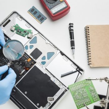 persona-primer-plano-reparando-computadora-portatil_23-2148419118