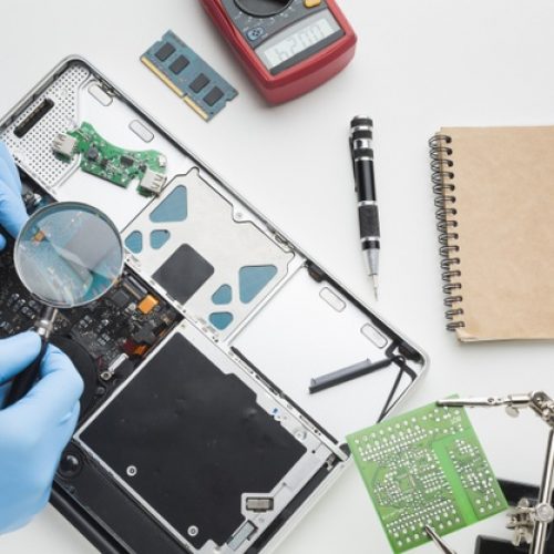 persona-primer-plano-reparando-computadora-portatil_23-2148419118