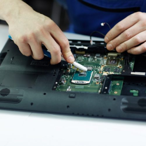 placa-circuito-compensacion-tecnica-computadora-portatil-desmontada_1098-13785