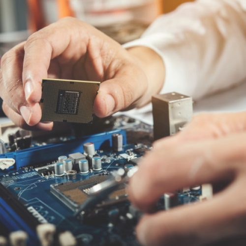 tecnico-reparacion-computadora-hardware-computadora-reparacion-actualizacion-tecnologia_1150-8861